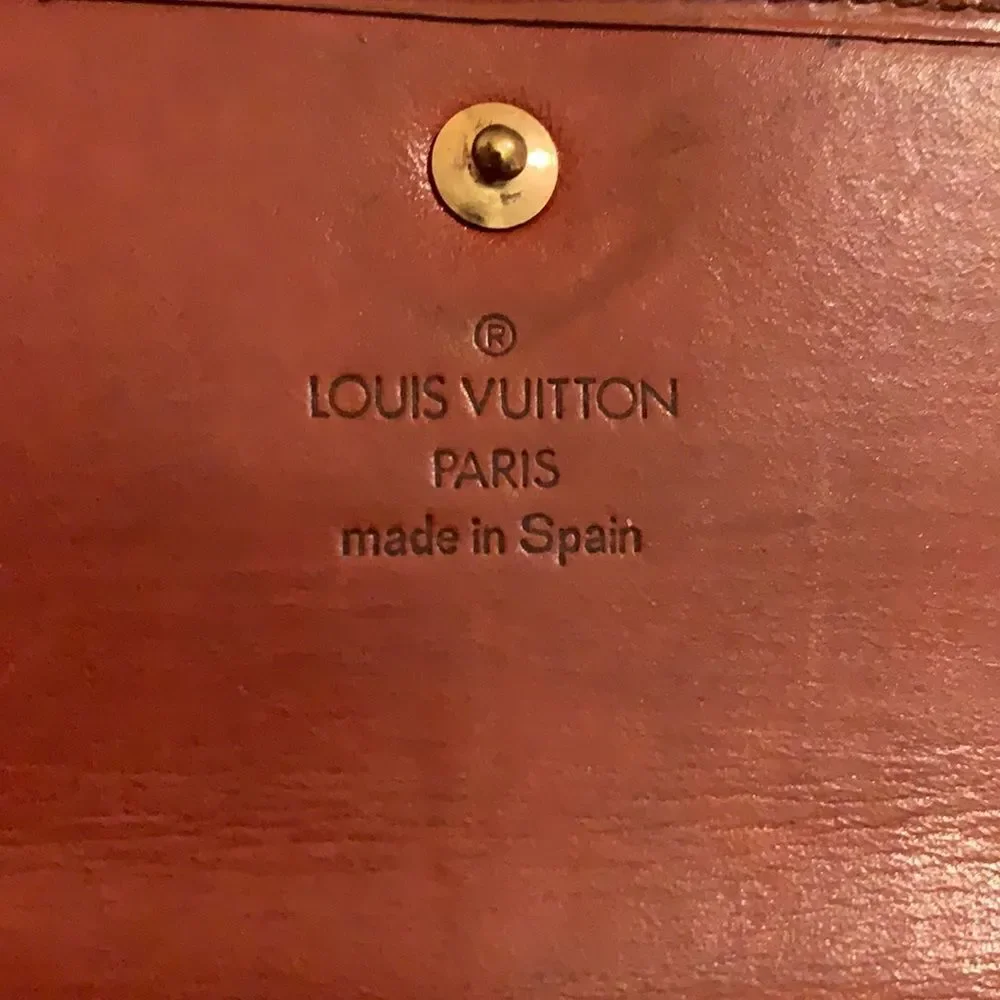 Authentic Louis Vuitton long epi wallet unisex